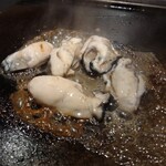 Nami - 牡蠣バター（焼いている途中）￥880-
