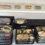 243875104 - カウンターに並ぶお弁当　白いご飯を注文後に入れてもらえます。