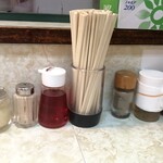 大雄 - 卓上調味料はシンプル。豆板醤は言えば出してくれます