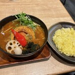 Garaku - チキンレッグと野菜カレー