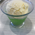 Hamazushi - メロンソーダ風ゼリー　アイスクリーム乗せ１６０円税抜