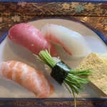 吉右ヱ門 - お寿司とお椀、茶碗蒸しにデザートまでついてきてこの値段なのでコスパがよいと言える。