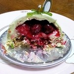 パティスリー ラミティエ - 中の甘酸っぱいソースが色鮮やか