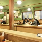 大衆割烹 三州屋 - 店内のカウンター席の風景です