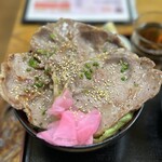 丼や 和華 - 見た目よりも結構なボリュームです。