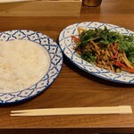 アジアンダイニング チキンワン - バジルと竹の子と豚ミンチの炒め物、ライス