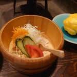 Tousukeno Yufujiya - 桶なのは、カワイイですけど、ちょっと食べにくいかも。朴葉味噌で食べるのは、なかなかいいです。