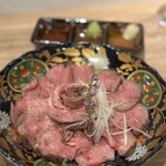 Izakaya Moeta Urameshiya - 牛タンてっさ　1980円
                        ごま油とニンニク、わさび醤油、ポン酢でいただきました。柔らかく美味しいお肉、これも好き