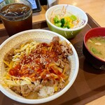 すき家 - ヤンニョムチーズ牛丼（大盛＋ランチセット）@¥970