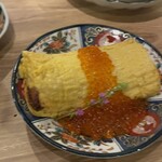 Izakaya Moeta Urameshiya - 出汁巻たまご　いくらのせ　750円
                熱々の出汁巻玉子にキレイなイクラががっつり乗ってて映えるるメニュー。