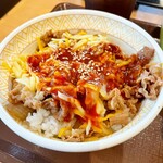 すき家 - ヤンニョムチーズ牛丼のアップ