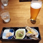 Kadoya - ちょい飲みセット1200円税別、飲み物はビール、サワー、焼酎、ハイボールなどから選べる。つまみは何かの内子、真鯛皮ポン酢。何かの竜田揚げだった。