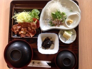 Kasuga - 日替わり定食     鯵のたたきと    生姜焼き
