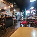 喫茶 ブラジル - 店内は焦げ茶色の天井、黒塗り壁には鏡が貼られ、木板張りの床、木製カウンター&テーブル、赤いシートの藤の椅子、お店の一角には珈琲豆の焙煎機が設置され、珈琲専門店兼喫茶店らしい雰囲気