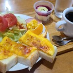 喫茶 ブラジル - モーニングセット(税込650円)
①甘い玉子載せトースト②ミニサラダ③オレンジ④ヨーグルト、ブルーベリーソース掛け、ゴールデンキウイフルーツ載せ
お飲み物《セットドリンク》①HOT珈琲