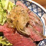 243891502 - ローストビーフ丼¥980外　小ぶりだが味は抜群に美味い