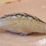 Sushi Juubee - ⑩細魚(石川県七尾産、閂サイズ)
                        産卵は春～夏、旬は冬、湾内に棲息するので泥臭くなり勝ちですが、これは香りも素晴らしい
                        丸々と太った細魚は昆布〆不要な程の脂のりで澄んだ旨みがこれまた別格でした