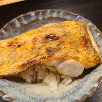 鮨 十兵衛 - ⑧炭火炙り赤鯥(別称:ノドグロ、長崎県対馬列島産)のマイクロ丼 
                      身から滲み出た脂で軽く揚げ焼きにしつつも、ふっくら感を残してあり、皮はパリッと香ばしく、身はふかふかで脂の旨みを堪能しました