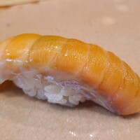 鮨 十兵衛 - ⑬桜鱒(福井県敦賀産、4.5kg)
                    超素晴らしい！
                    鱒之介でも無く、時鮭でも無い、滋味がありつつ綺麗な脂の旨みを極上の技で仕上げてある
                    個人的には桜鱒の最高峰と言っても過言では無い