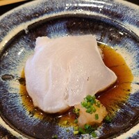 鮨 十兵衛 - 炙り九絵(長崎県五島列島産、雄、24kg、9日寝かせ)
                    雌として誕生し10kgで雄に性転換
                    寝かせが素晴らしく引き出された上質な脂の旨みをポン酢でサッパリと頂く、最近経験した中では一番の仕上がり