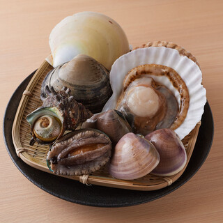 Enjoy the luxury of fresh seasonal shellfish, including surf clams from Hokkaido and clams from Chiba Prefecture.