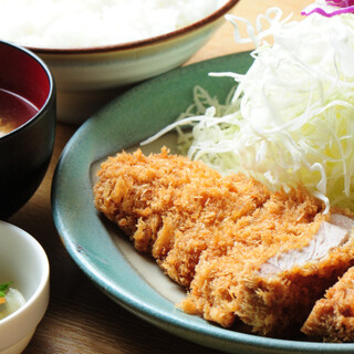 上ロース定食やお酒と好相性なカツ煮、期間限定のカキフライも◎