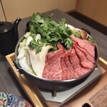 しゃぶしゃぶ 吟半 - 肉と野菜を一緒に煮る関東風すき焼き。