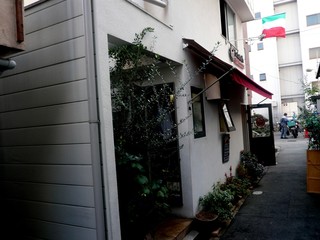 Rakuchinerradhiyamamoto - すごく細い路地の奥にお店はあります