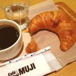 Cafe&Meal MUJI - ホットコーヒー、クロワッサン