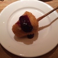 串揚げキッチン だん 十三店 - デザートにカマンベールチーズにブルーベリーソース最高