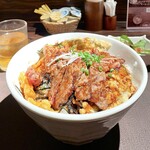 Shunsai Suteki Dokoro Raimu Raito - 特製ステーキ丼（USサーロイン100g）
                ご飯大盛りで注文。サラダ付き