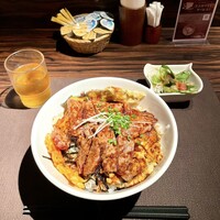 旬菜ステーキ処 らいむらいと - 特製ステーキ丼（USサーロイン100g）
                    ご飯大盛りで注文。サラダ付き