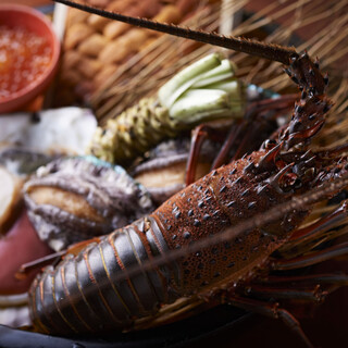 毎朝豊洲市場から仕入れる旬の新鮮魚介を豪快に調理