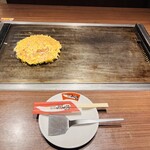 鶴橋風月 - テーブルの鉄板