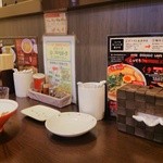 ラーメン くまごり - カウンター席の卓上。左奥にランチメニューがあったのに、見せてももらえんとは・・・