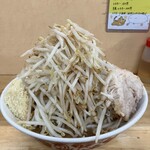 ラーメン 登良治郎 - 小豚２枚ニンニク増し野菜増し増し