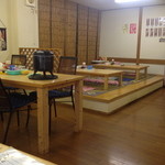 Udonya Gazu - テーブルと小上がりの座敷。そして、フローリングの床。
