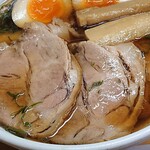 Karyuu Hansou - 華龍飯荘 茅場町店 全部入り醤油ラーメンにトッピングされる口の中でほどける食感の大きな3枚のチャーシュー