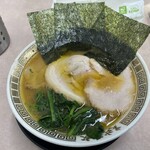 Ura Musashiya - ラーメンぶたさんまい（並）（各ロース、モモ、バラ各1枚）　（麺の硬さ　普通、味　濃いめ、脂　多め）（2024年4月24日撮影）