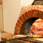 ピッツェリア タラッリ - イタリアから石材を取り寄せて店主自ら造ったピザ窯