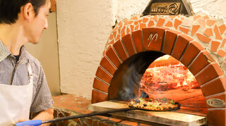 Pittsuxeria Tararri - イタリアから石材を取り寄せて店主自ら造ったピザ窯