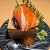産直鮮魚と47都道府県の日本酒の店 黒潮 - まぐろとサーモンのこぼれいくら盛り
