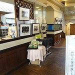 海浜館 - 正面にカウンターがあって、お店の方が案内してくれます