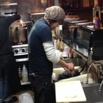 居酒屋　きゃぷてんじゃっく - 清潔感のあるキッチン、スタッフの若さがえぇ感じでｗ