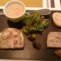 シェ オリビエ - 自家製パテ類の盛り合わせ、玉ねぎのコンポート、グリーンサラダ添え