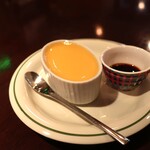 カフェスタイルコジロウ - カラメルの代わりに水出しコーヒーをかけて食べるプリン（650円）。
