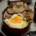 正泰苑 - 特選和牛A5カルビ 焼肉丼
      後半、温泉卵をイン！