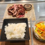 ロピア ザ ビフテキ - 料理写真:ビフテキミドルにサラダとライス大盛り