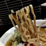 有頂天 EVOLUTION - 「太麺」リフト⤴️　ガツン★とくるスープに負けない太麺旨し(๑´ڡ`๑)　❊ピント❊がシッカリ合っていればもっと美味しそうに写るのに(;´д｀)ﾄﾎﾎ…