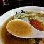 有頂天 EVOLUTION - スープ蓮華リフト⤴️「げそ天」が無い分「油」の浮きも前回よりは少ないですが、意外と「油分」あります^^;